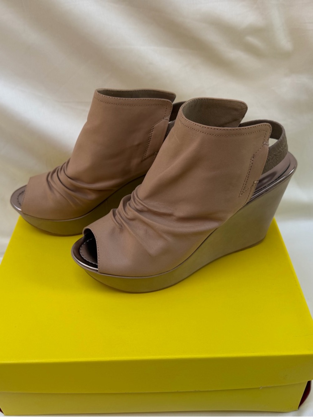 Kenneth Cole Reaction Sole Search Leather Peep Toe Wedge Shooties Taupe Size 8 - Picture 2 of 12